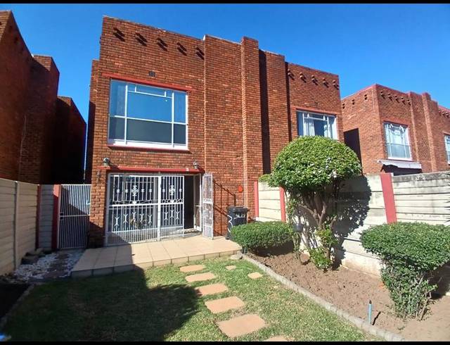 3 BEDROOM TOWNHOUSE FOR SALE IN BRACKENHURST